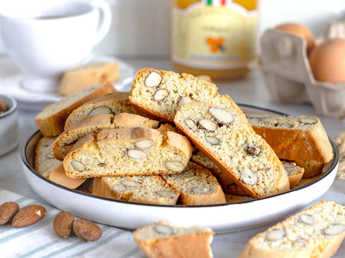 Cantucci sul piatto bianco con mandorle.