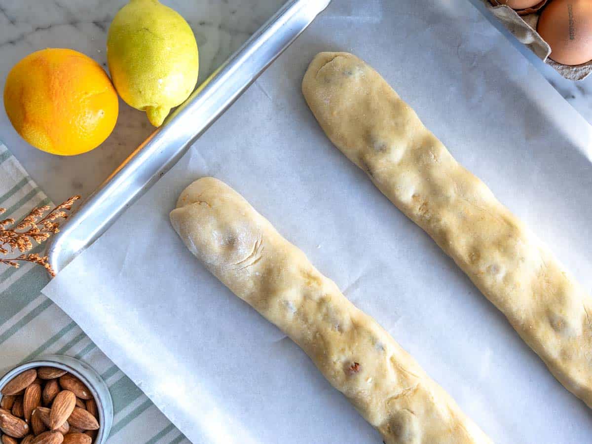 Pastella di cantucci modellata su una teglia da forno prima di infornare.