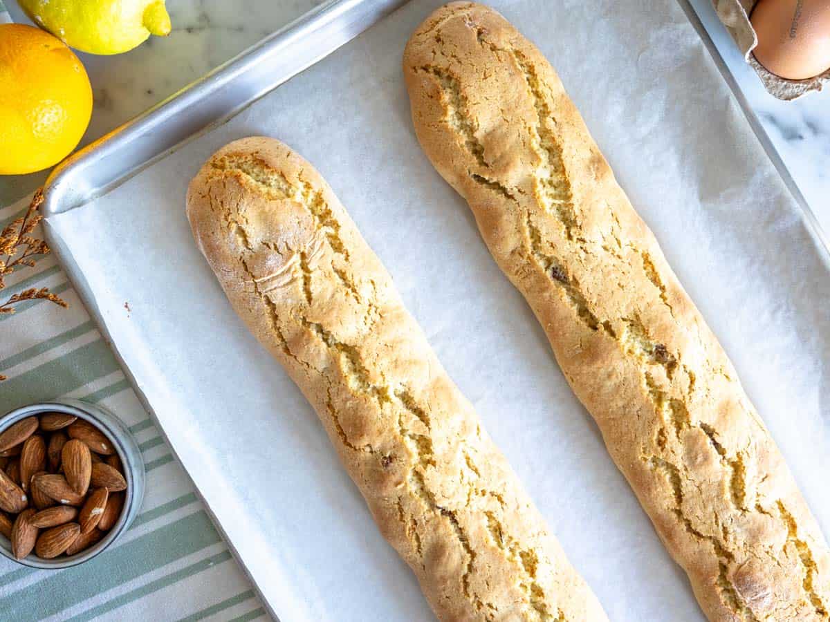 Cantucci dopo la prima cottura.