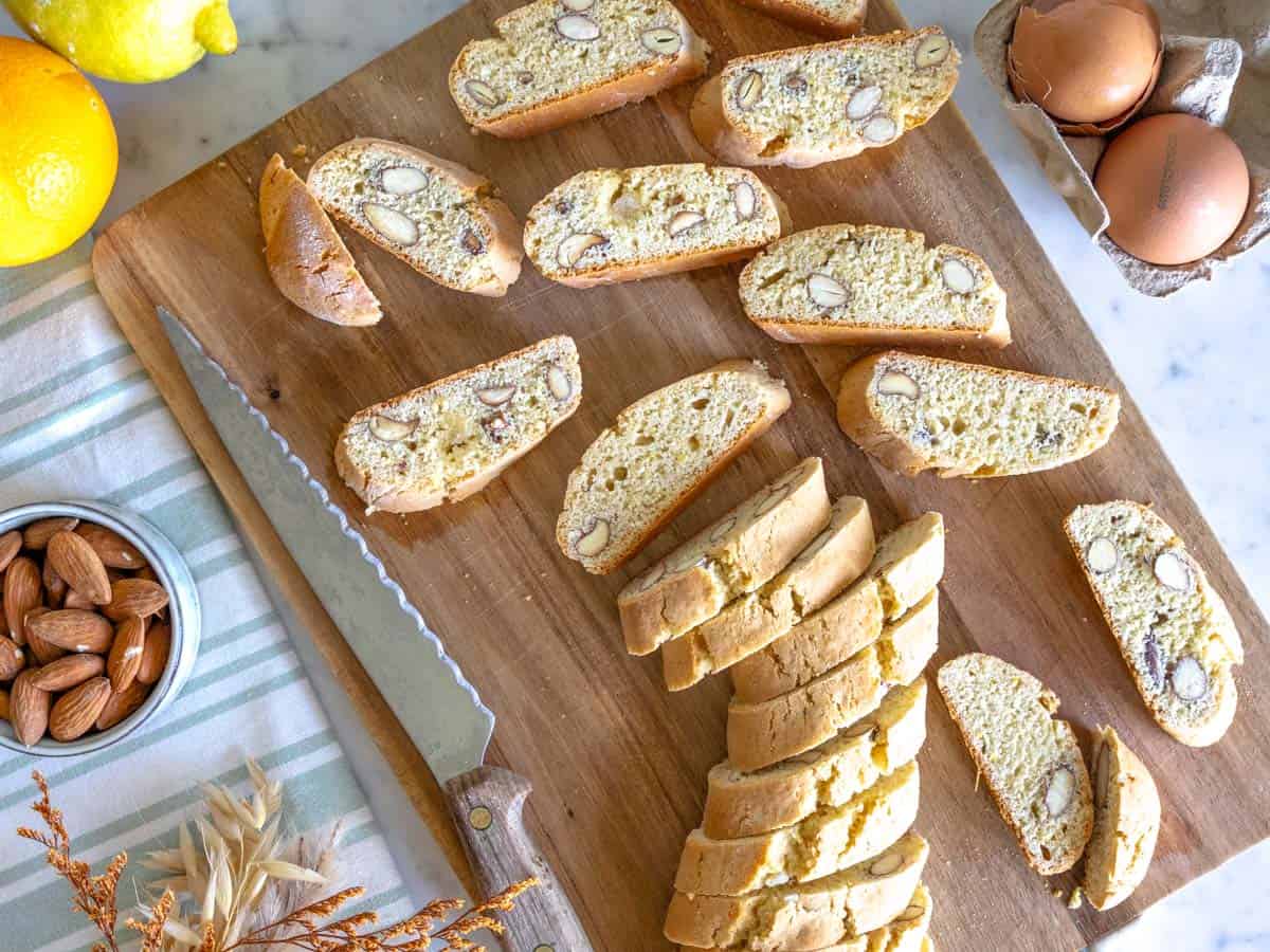 Cantucci dopo la cottura tagliati a fette. 