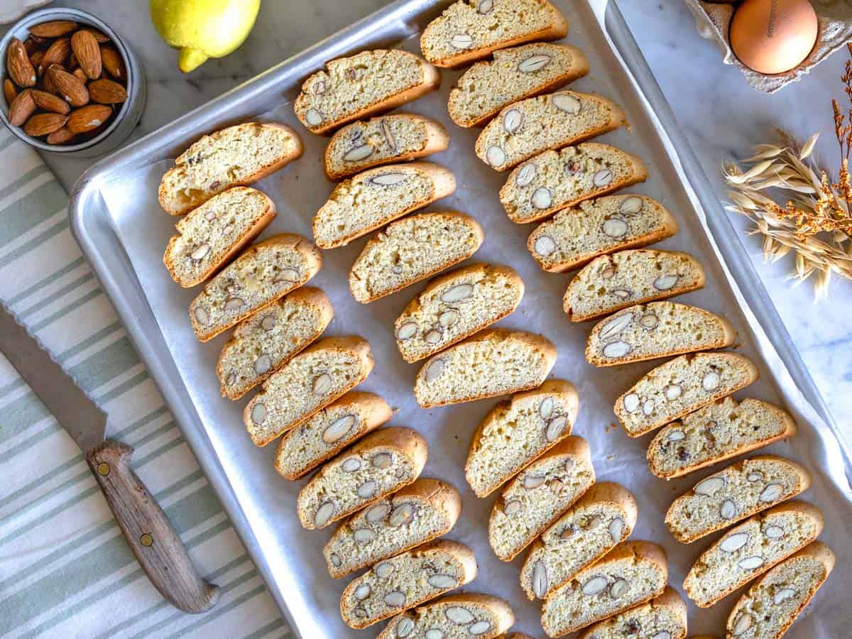 Cantucci su un trey da forno d'argento.