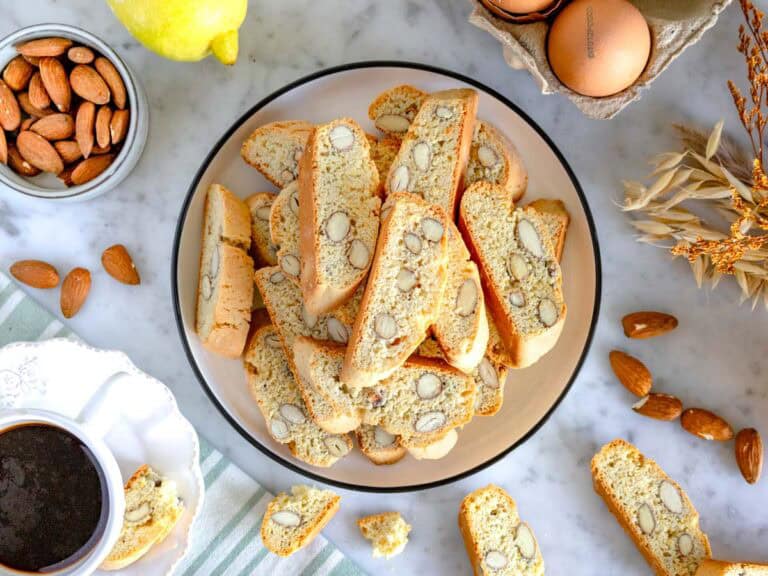 Cantucci alle mandorle su un piatto serviti con caffè.