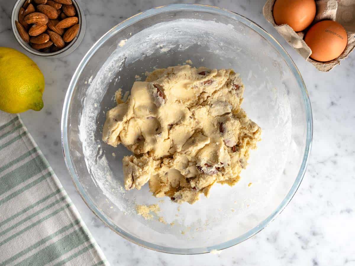 Pastella di biscotti con le mandorle in una ciotola di vetro.