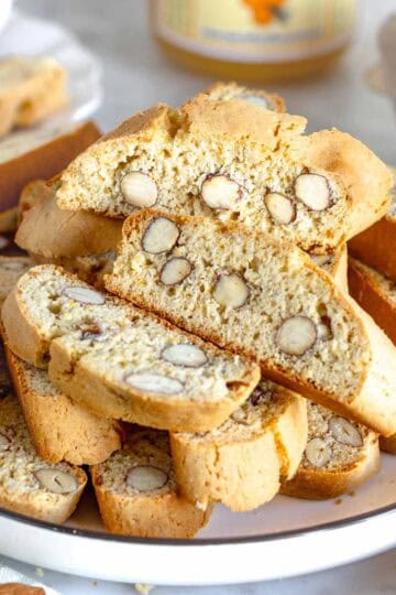 I cantucci con mandorle sul piatto bianco.