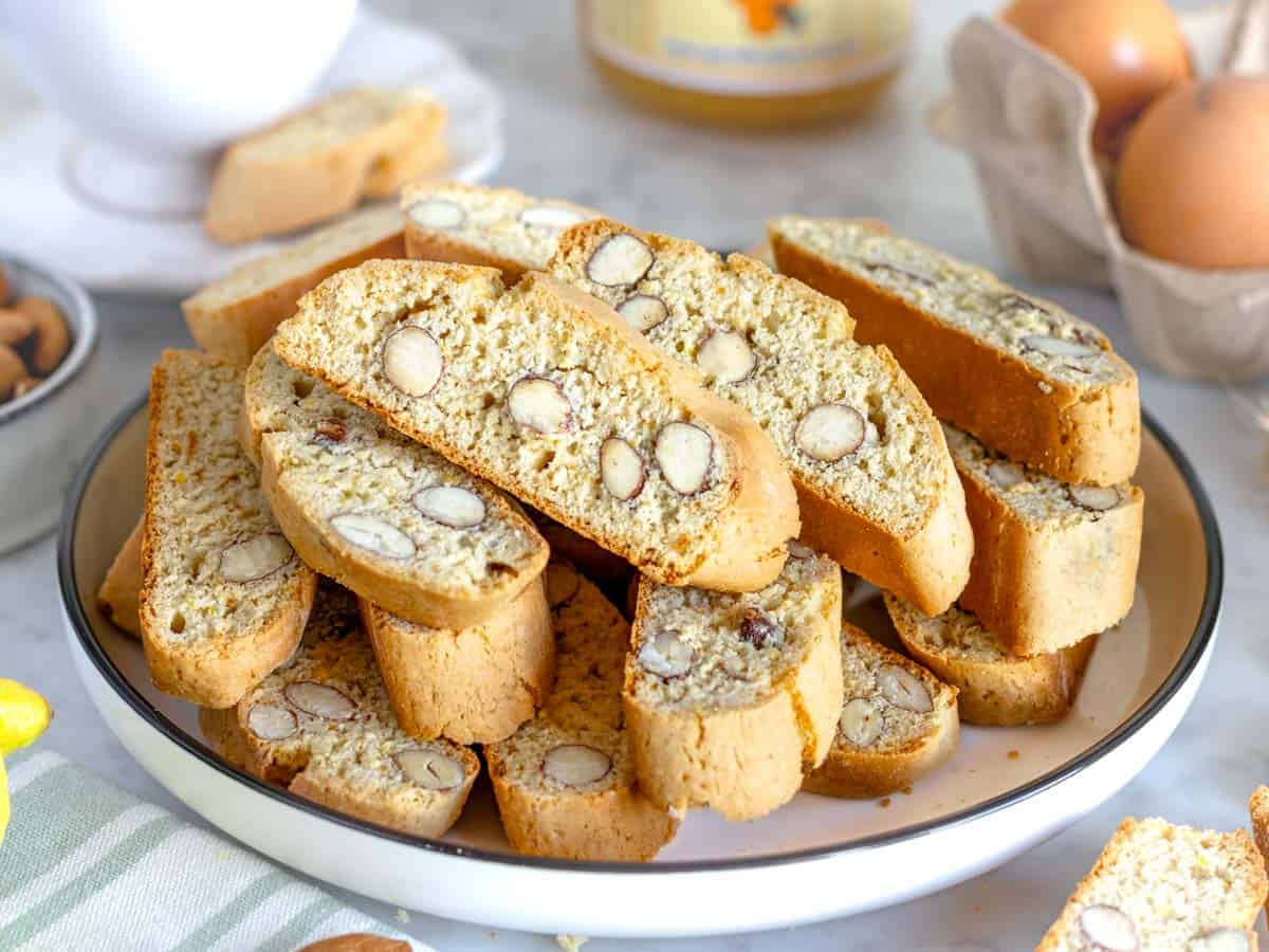 Cantucci con mandorle sul piatto bianco.