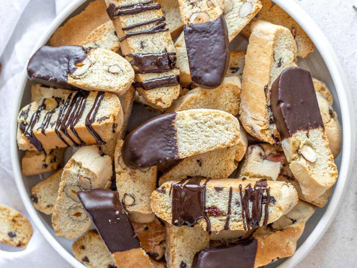 Cantucci con cioccolato fondente.