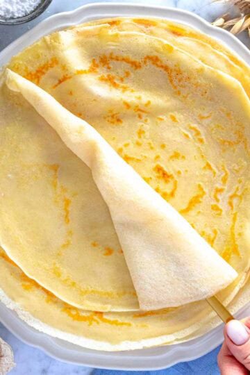 Una crepes con mano femminile.