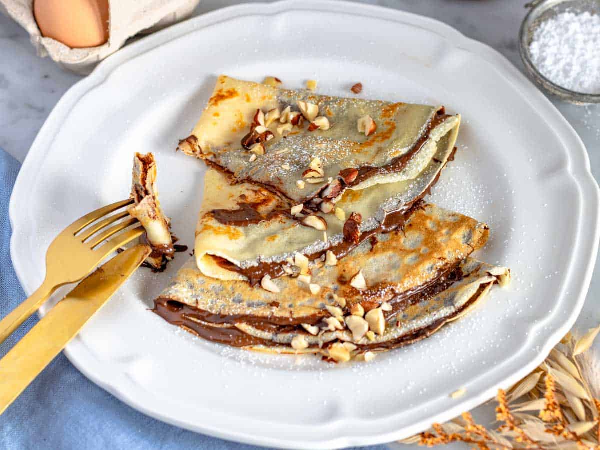 Crepes con nutella e una forchetta.