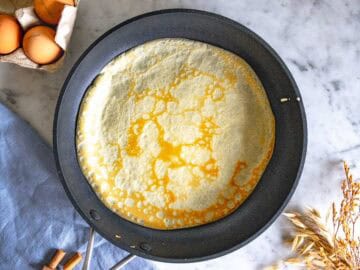 Una crêpe in padella nera.