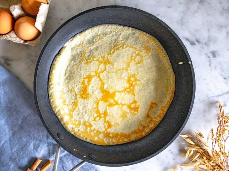 Una crêpe in padella nera.