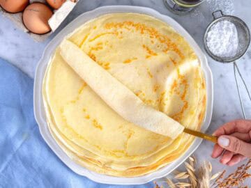 Louise che arrotola una crepe su se stessa.