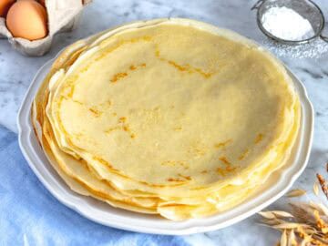 Crepes sul piatto dopo la cottura.