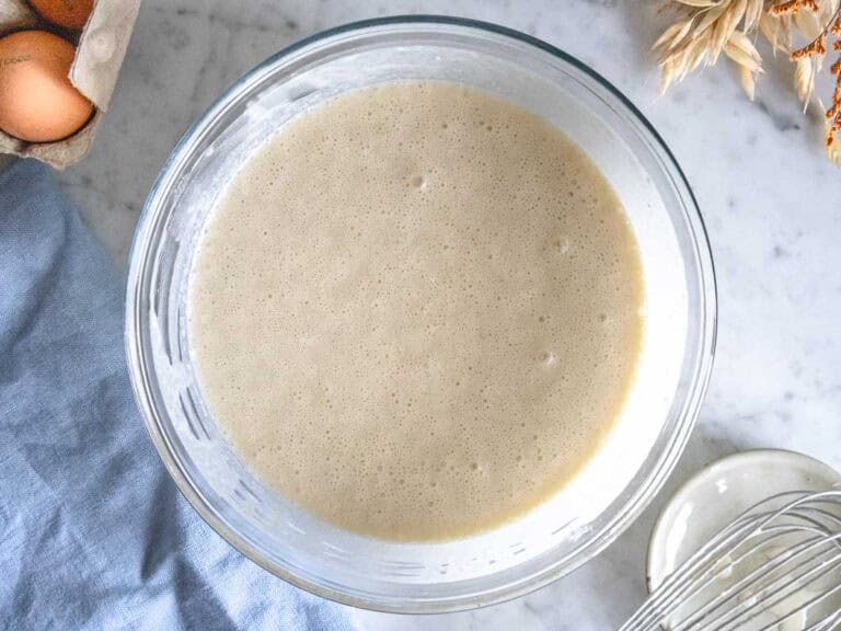 Farina setacciata aggiunta alla pastella per le crepes.