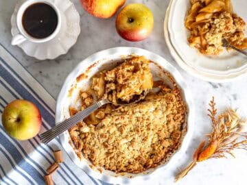 Crumble di mele con caffe e mele intere.