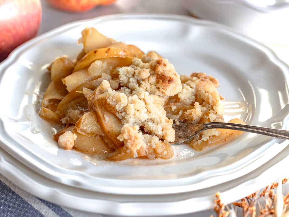 Crumble di mele facile con una forchetta d'argento.