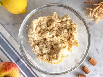 La copertura streusel per il crumble di mele in una ciotola.