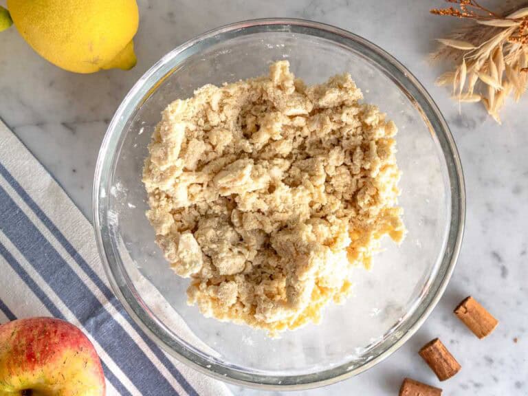 La copertura streusel per il crumble di mele in una ciotola.