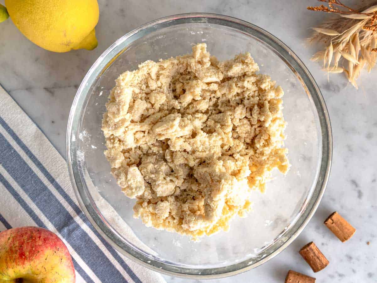 La copertura streusel per il crumble di mele in una ciotola.