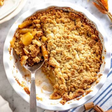 Crumble di mele con un cucchiaio d'argento.