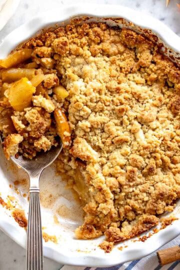 Crumble di mele con un cucchiaio d'argento.